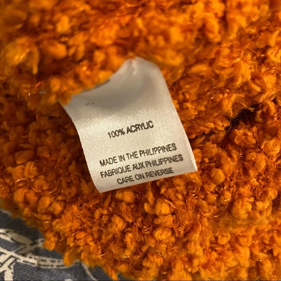 NWT Orange Toque with pompom - Picture 3 of 5